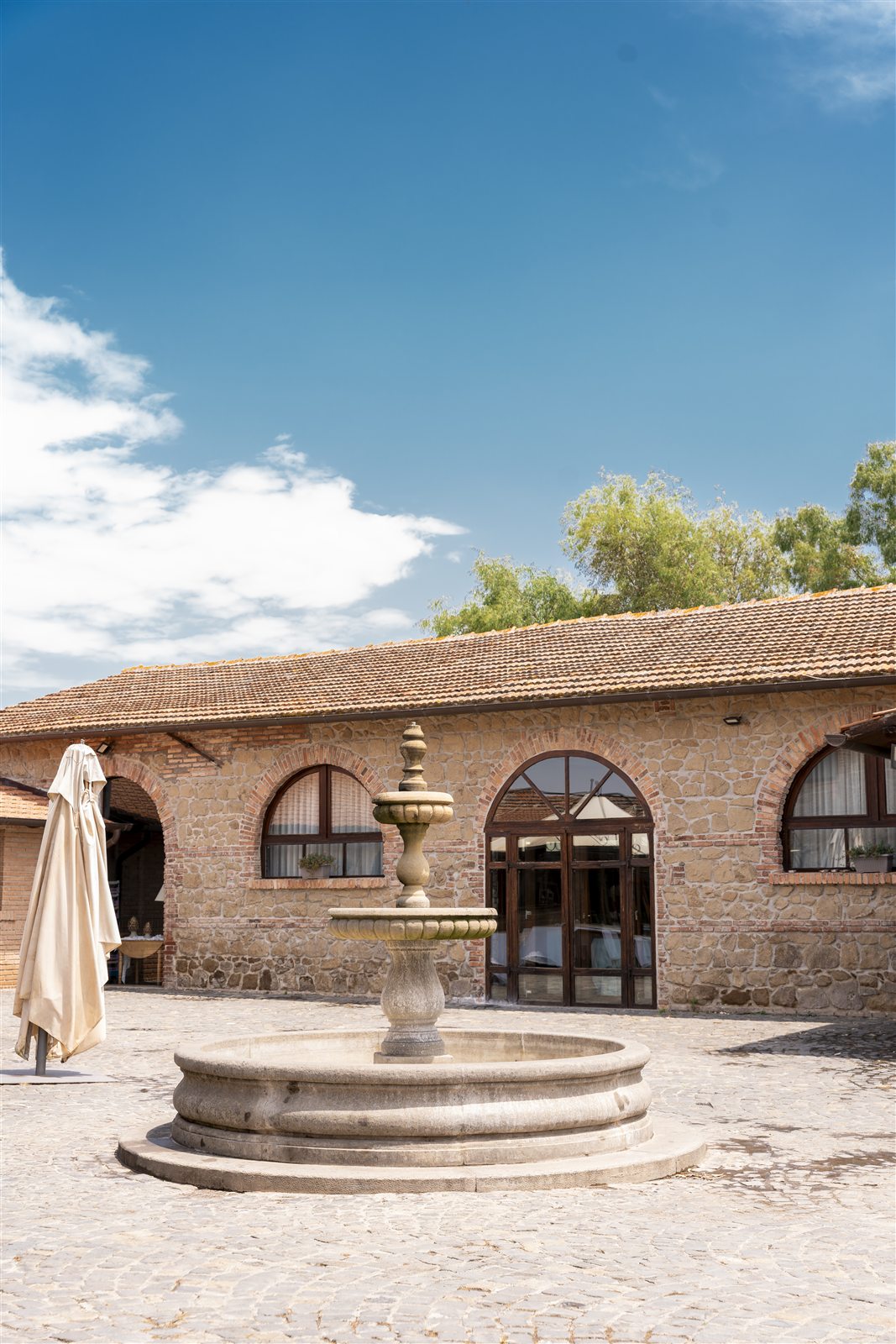 Il casale e i suoi spazi esterni