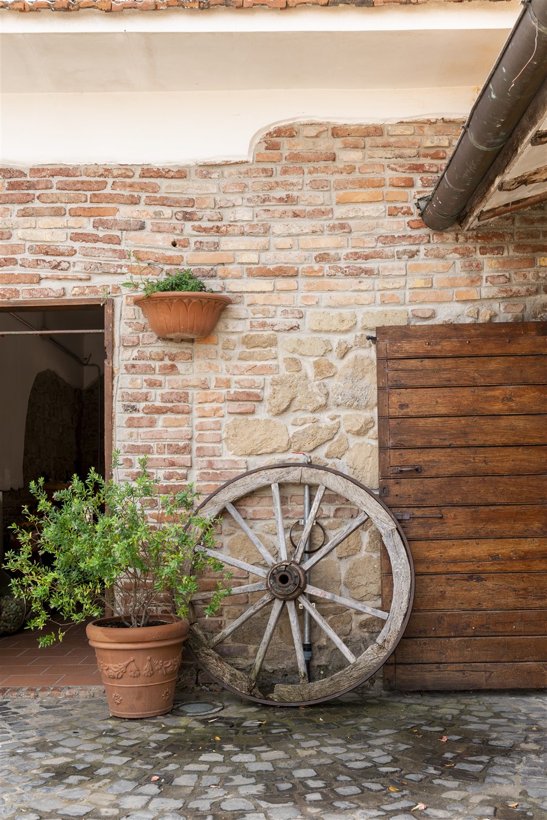 Dettagli di campagna tra pietra e legno
