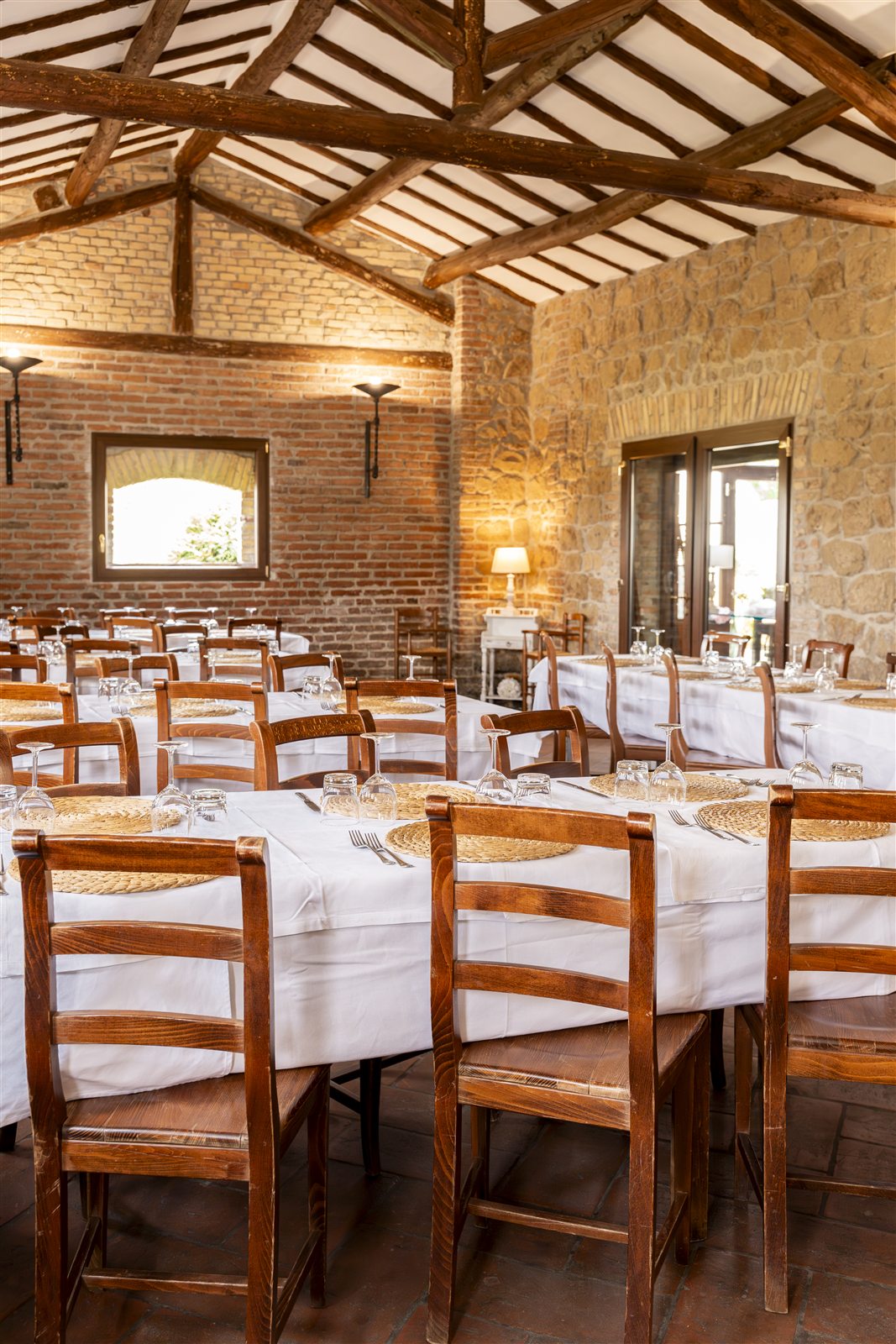 La sala con travi in legno e tavoli apparecchiati
