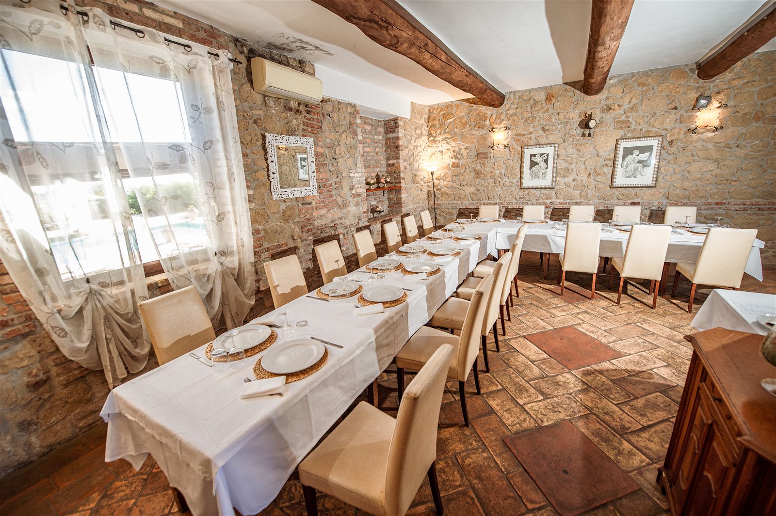 La Sala Foresteria con tavoli apparecchiati
