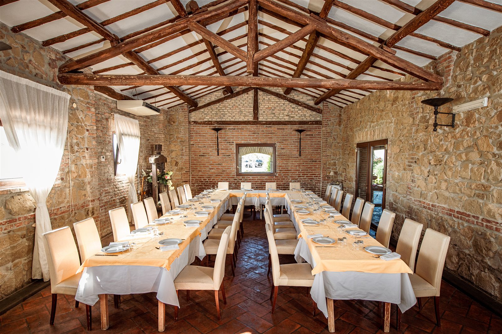 La Sala Giare con travi a vista e pareti in pietra